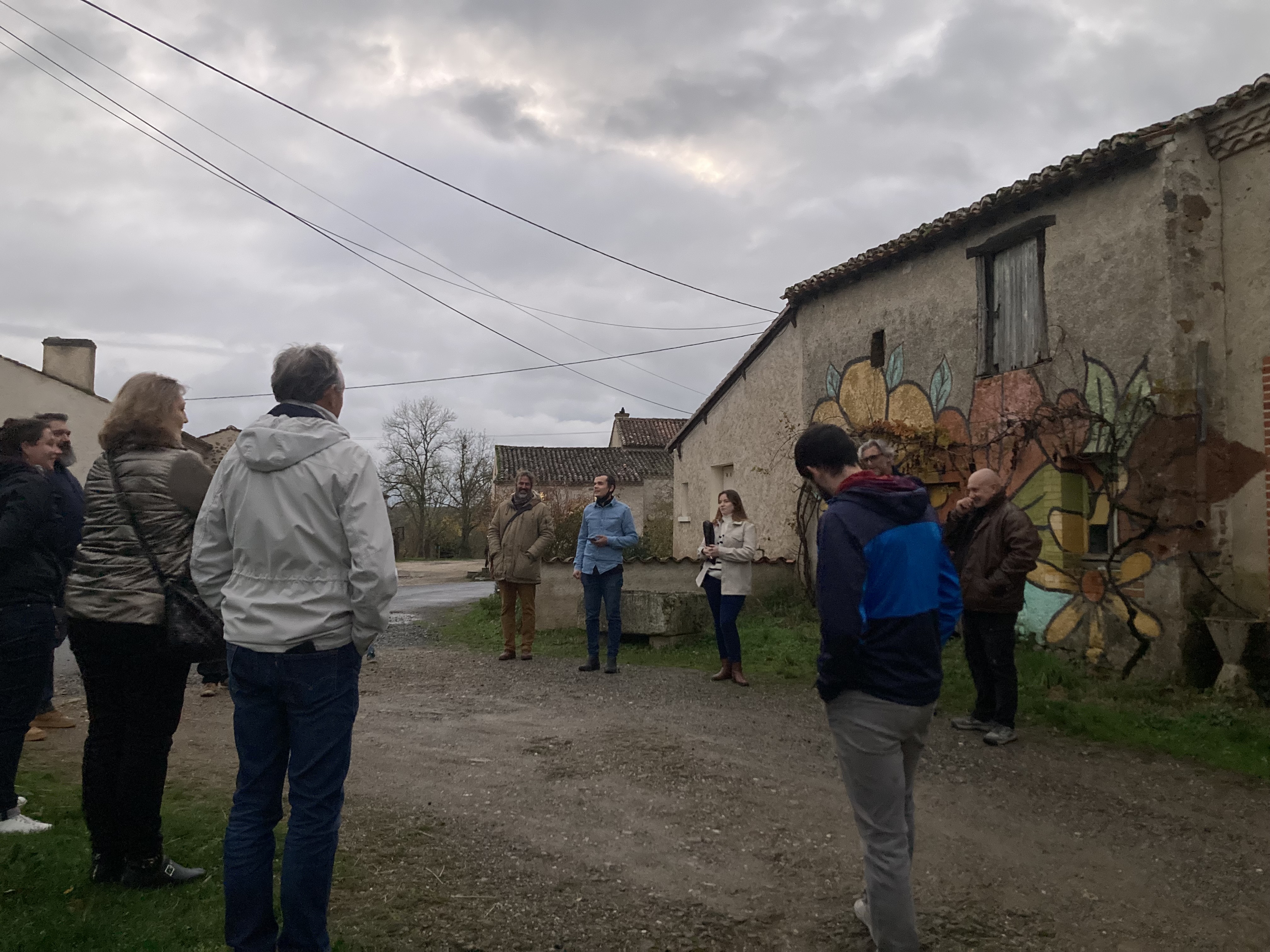Un hameau pas comme les autres à Lathus Saint Rémy