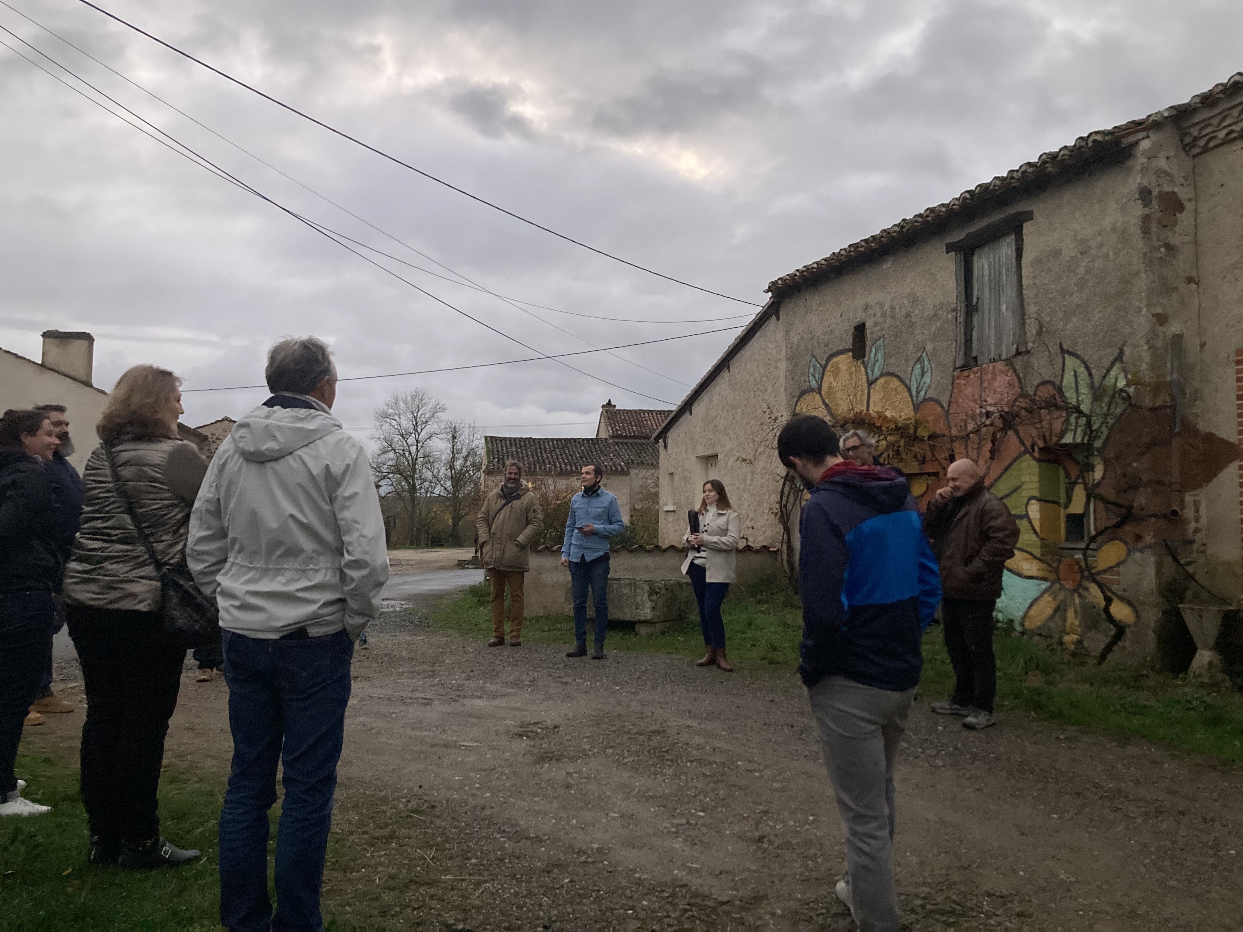 Un hammeau pas comme les autre à Lathus Saint Julien